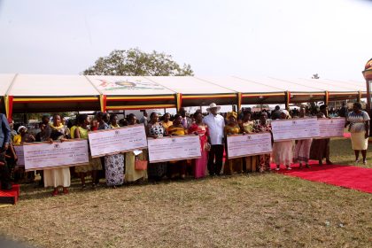 H.E President of Republic of Uganda Yoweri K. Museveni hands over cheques worth over 2 billion shillings to local women Groups and the Leadership of Rwenzori region districts